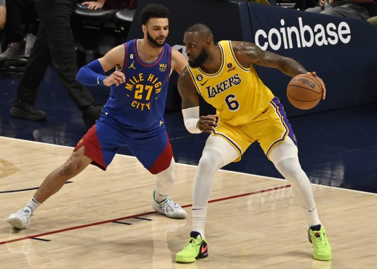 Denver (United States), 17/05/2023.- Los Angeles Lakers forward LeBron James (R) drives for the basket while being guarded by Denver Nuggets guard Jamal Murray (L) of Canada during the fourth quarter of game one of the NBA Western Conference finals series between the Los Angeles Lakers and the Denver Nuggets at Ball Arena in Denver, Colorado, 16 May 2023. Denver won the game 132-126. The series is the best of seven games. (Baloncesto, Estados Unidos) EFE/EPA/BOB PEARSON SHUTTERSTOCK OUT