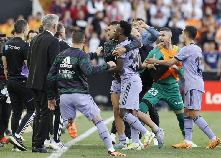 VALENCIA 21/05/2023.- El delantero brasileño del Real Madrid Vinícius Júnior (c) es expulsado durante el partido correspondiente a la jornada 35 de LaLiga Santander que disputan Valencia CF y Real Madrid este domingo en Mestalla (Valencia). EFE/ Kai Forsterling