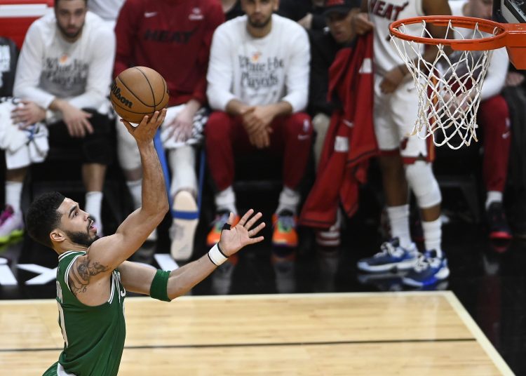 Miami (United States), 23/05/2023.- Boston Celtics forward Jayson Tatum (L) shoots during the first half of the NBA basketball Eastern Conference Finals playoff game four between the Miami Heat and the Boston Celtics at the Kaseya Center in Miami, Florida, USA, 23 May 2023. (Baloncesto, Estados Unidos) EFE/EPA/ALEXANDRA CARNOCHAN SHUTTERSTOCK OUT