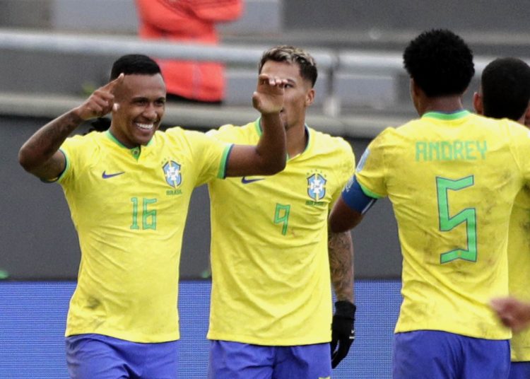 AMDEP2322. LA PLATA (ARGENTINA), 27/05/2023.- Marquinhos (i) de Brasil celebra un gol hoy, en un partido del grupo D de la Copa Mundial de Fútbol sub-20 entre Brasil y Nigeria en el estadio Diego Armando Maradona en La Plata (Argentina). EFE/ Demian Alday Estevez