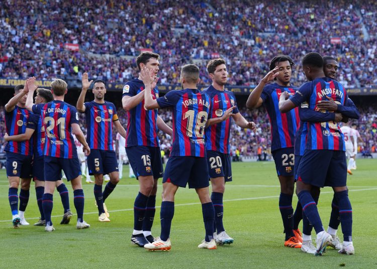 BARCELONA, 28/05/2023.- El delantero del FC Barcelona Ansu Fati (d) celebra con sus compañeros tras marcar el segundo gol ante el Mallorca, durante el encuentro correspondiente a la jornada 37 de Primera División disputado hoy domingo en el Camp Nou. EFE/Enric Fontcuberta