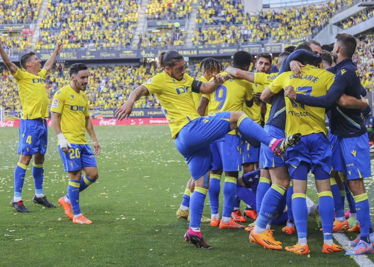 CÁDIZ, 28/05/2023.- Los jugadores del Cádiz celebran su primer gol durante el partido de Liga que enfrenta al Cádiz CF y al RC Celta de Vigo en el estadio Nuevo Mirandilla. EFE/Román Ríos