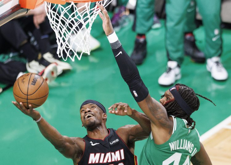 Boston (United States), 29/05/2023.- Boston Celtics center Robert Williams III (R) blocks the shot of Miami Heat forward Jimmy Butler (L) during the third quarter of the Eastern Conference Finals playoff game seven between the Boston Celtics and the Miami Heat at the TD Garden in Boston, Massachusetts, USA, 29 May 2023. The best of seven series is tied 3-3 and the winner will go on to face the Denver Nuggets in the NBA Finals on 01 June 2023. (Baloncesto, Estados Unidos) EFE/EPA/CJ GUNTHER SHUTTERSTOCK OUT