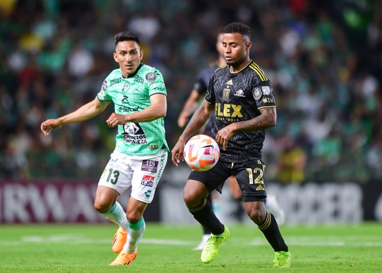 (L-R); Angel Mena of Leon and Diego Palacios of Los Angeles during the game Leon FC (MEX) vs Los Angeles FC (USA), corresponding first leg match of the Great Final 2023 Scotiabank Concacaf Champions League, at Nou Camp Leon Stadium, on May 31, 2023.



(I-D), Angel Mena de Leon y Diego Palacios de Los Angeles durante el partido Leon FC (MEX) vs Los Angeles FC (USA), correspondiente al partido de Ida de la Gran Final de la Liga de Campeones Scotiabank Concacaf 2023, en el Estadio Nou Camp Leon, el 31 de Mayo de 2023.