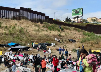 A horas de terminar Título 42, migrantes brincan muro en Tijuana