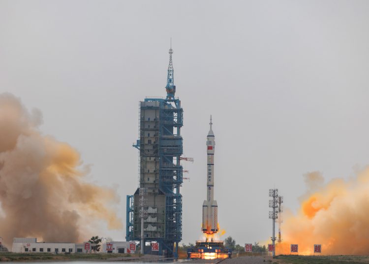 Jiuquan (China), 30/05/2023.- A Long March-2F carrier rocket with a Shenzhou-16 manned space flight lifts off during launch at the Jiuquan Satellite Launch Centre, in Jiuquan, Gansu province, China, 30 May 2023. The Shenzhou-16 manned space flight mission will transport three Chinese astronauts to the Tiangong space station. EFE/EPA/ALEX PLAVEVSKI