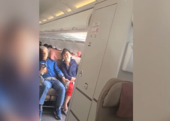 VIDEO: Pasajero abre la puerta de un avión en pleno vuelo