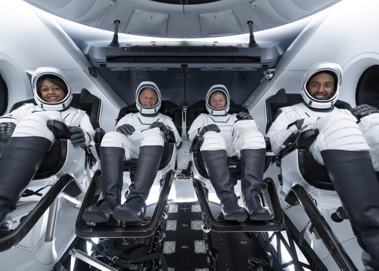 USA7370. CABO CAÑAVERAL (FL, EEUU), 22/05/2023.- Fotografía del 19 de mayo cedida por Axiom Space donde aparecen los cuatro astronautas de la misión tripulada Ax-2, la comandante Peggy Whitson (2d), el piloto John Shoffner (2i), y los especialistas de la misión Rayyanah Barnawi (i), y Ali Alqarni (d), dentro de la nave de tripulación SpaceX Dragon Freedom en Cabo Cañaveral, Florida (EE.UU.). Los cuatro astronautas de la misión tripulada Ax-2 que se inició este domingo desde Cabo Cañaveral ( EE.UU.) , llegaron este lunes sin incidencias a la Estación Espacial Internacional (EEI) a bordo de una cápsula Dragon de la compañía SpaceX. EFE/Axiom Space /SOLO USO EDITORIAL/NO VENTAS/SOLO DISPONIBLE PARA ILUSTRAR LA NOTICIA QUE ACOMPAÑA/CRÉDITO OBLIGATORIO