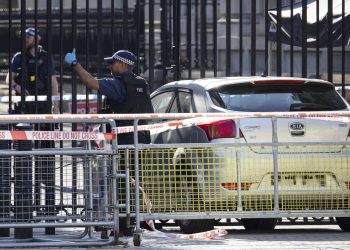 Vehículo choca contra reja de Downing Street ¿Fue un atentado?