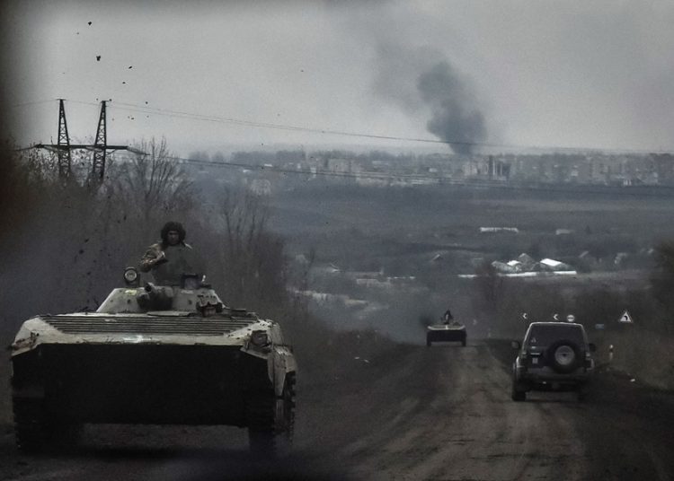 Bakhmut (Ukraine), 06/04/2023.- Armoured personnel carriers (APC) drive along the road from Bakhmut as heavy fighting for the control of the town continues, Donetsk region, eastern Ukraine, 06 April 2023 (issued 07 April 2023). Russian troops entered Ukrainian territory on 24 February 2022, starting a conflict that has provoked destruction and a humanitarian crisis. (Rusia, Ucrania) EFE/EPA/OLEG PETRASYUK
//////////
Bajmut (Ucrania), 04/06/2023.- Transportes blindados de personal (APC) circulan por la carretera de Bajmut mientras continúan los intensos combates por el control de la ciudad, región de Donetsk, este de Ucrania, 06 de abril de 2023 (publicado el 07 de abril de 2023) . Las tropas rusas entraron en territorio ucraniano el 24 de febrero de 2022, iniciando un conflicto que ha provocado destrucción y una crisis humanitaria. (Rusia, Ucrania) EFE/EPA/OLEG PETRASYUK