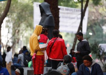 Migrantes mantienen campamento en CDMX