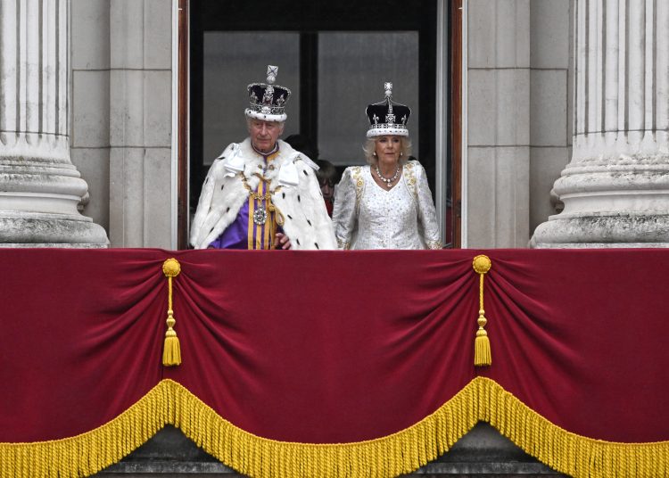 -FOTODELDÍA- LONDRES (REINO UNIDO), 06/05/2023.- Los recién coronados reyes Carlos III y Camila, en el balcón del palacio de Buckingham saludando a las multitudes que se han acercado este sábado a The Mall tras la ceremonia de coronación. EFE/ Neil Hall