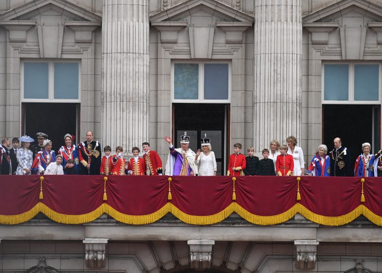 -FOTODELDÍA- LONDRES (REINO UNIDO), 06/05/2023.- Los recién coronados reyes Carlos III (ci) y Camila (cd), así como otros miembros de la familia real, en el balcón del palacio de Buckingham saludando a las multitudes que se han acercado este sábado a The Mall tras la ceremonia de coronación. EFE/ Neil Hall