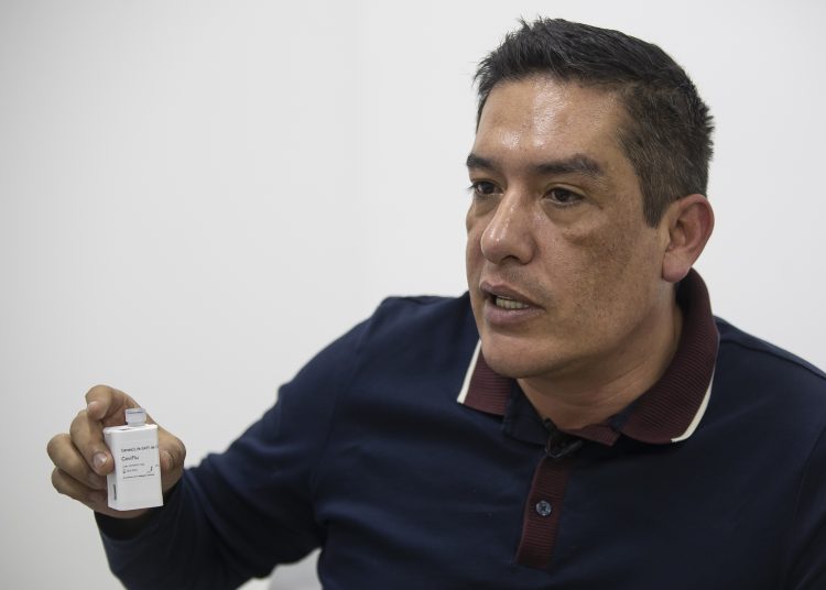 MEX4690. CIUDAD DE MÉXICO (MÉXICO), 10/05/2023.- El científico mexicano Octavio García, habla en una rueda de prensa hoy, en Ciudad de México (México). García, presentó este miércoles su innovación NanoLuci, un mini laboratorio capaz de procesar hasta 200 análisis genéticos para detectar enfermedades humanas, animales y vegetales. EFE/ Isaac Esquivel
