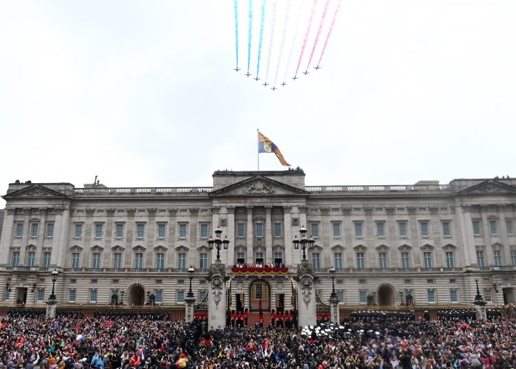 -FOTODELDÍA- LONDRES (REINO UNIDO), 06/05/2023.- Los recién coronados reyes Carlos III (ci) y Camila (cd) , así como otros miembros de la familia real, en el balcón del palacio de Buckingham durante la exhibición del equipo acrobático de la fuerza aérea, las flechas rojas, que sobrevuelan The Mall tras la ceremonia de coronación. EFE/ Neil Hall