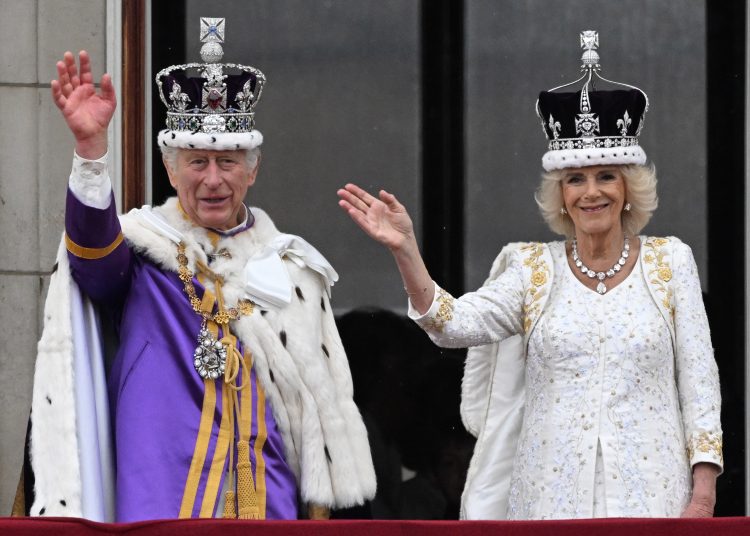London (United Kingdom), 06/05/2023.- Britain's King Charles III (L) and Queen Camilla wave from the balcony of Buckingham Palace following their Coronation in London, Britain, 06 May 2023. The appearance on the balcony is to greet the crowds who have gathered in The Mall and to watch a fly past. (Reino Unido, Londres) EFE/EPA/Neil Hall