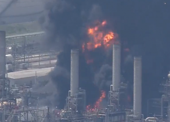 Se reporta incendio en refinería de Texas