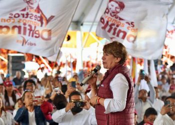 ¡Delfina con maestros! Propone incrementar basificaciones y rescatar al ISSEMyM