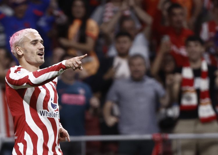 MADRID, 03/05/2023.- El delantero francés del Atlético de Madrid Antoine Griezmann celebra tras marcar el segundo gol de su equipo, durante el partido de LaLiga entre el Atlético de Madrid y el Cádiz que disputan este miércoles en el Estadio Metropolitano. EFE/Sergio Pérez