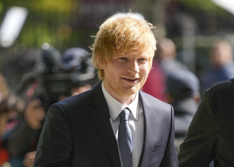 Ed Sheeran en concierto presentando su nuevo disco Play.