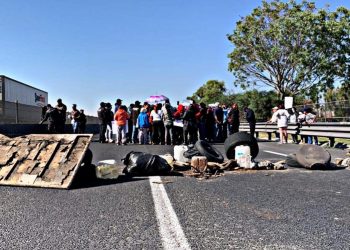Cierran Circuito Exterior Mexiquense en protesta por inundaciones en Ecatepec