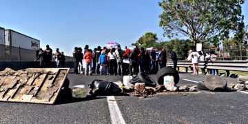 Cierran Circuito Exterior Mexiquense en protesta por inundaciones en Ecatepec
