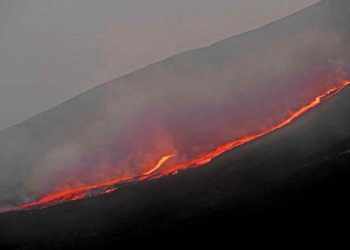 Volcán Etna paraliza aeropuertos en Italia