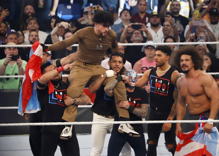 AME7787. SAN JUAN (PUERTO RICO), 06/05/2023.- El cantante Bad Bunny se presenta en una pelea de la WWE Backlash 2023 contra su compatriota Damian Priest, en el Coliseo Jose Míguela agrelot, en San Juan (Puerto Rico). El cantante Bad Bunny demostró este sábado que tiene talento como luchador al vencer en una apasionante pelea callejera a Damian Priest, el momento estelar de la cartelera "Backlash" que organizó WWE en San Juan. EFE/ Thais Llorca