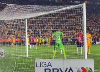 Nada para nadie. Tigres y Chivas empatan sin goles en la final de ida