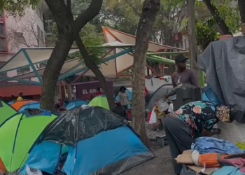 Migrantes, principalmente haitianos abarrotan la Plaza Giordano Bruno