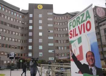 Berlusconi envía nuevo video desde el hospital