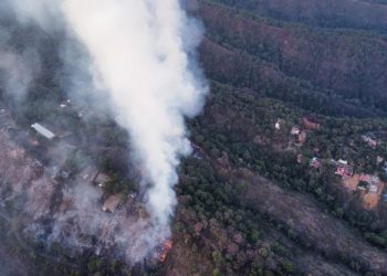Combaten incendio en los límites de Morelos y el Estado de México
