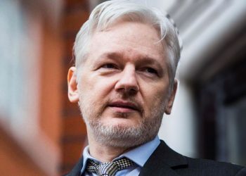 El presidente de este país pidió a la prensa una campaña mundial para pedir la liberación de Julian Assange