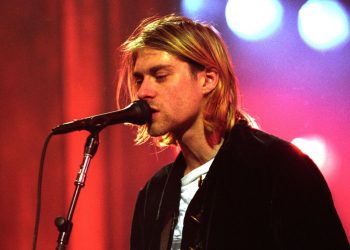 Subastan una guitarra destrozada por Kurt Cobain, te decimos en cuanto fue vendida