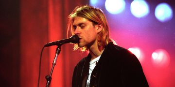 Subastan una guitarra destrozada por Kurt Cobain, te decimos en cuanto fue vendida