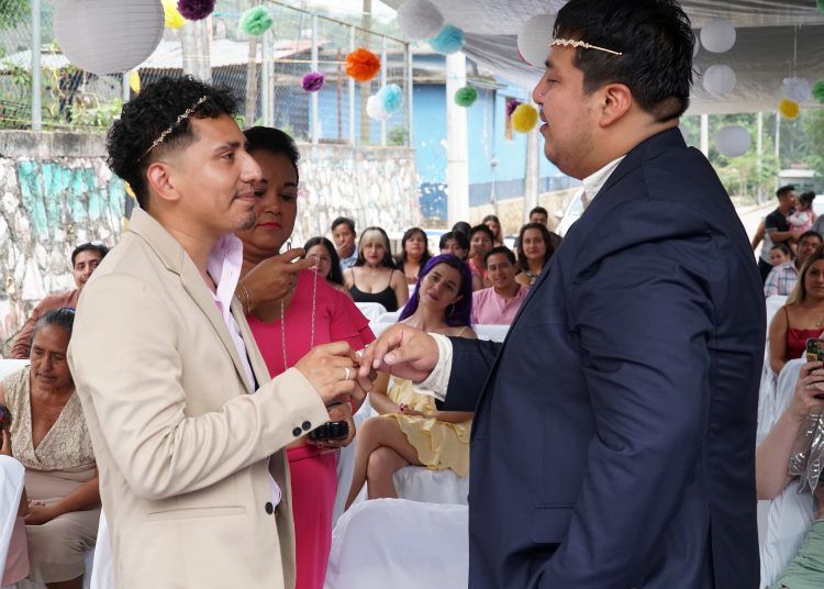 MEX5086. ESTANCIA DE MORELOS (MÉXICO), 14/05/2023.- Adrián Rojas (i) y Luis Fernando Vargas (d) contraen matrimonio civil hoy, en el municipio Estancia de Morelos, Oaxaca (México). El matrimonio civil de Adrián y Luis Fernando de 28 y 31 años de edad celebrado en Estancia de Morelos, en el sureño estado de Oaxaca, fue la primera boda igualitaria llevada a cabo en una comunidad perteneciente a la comunidad mixe o ayuuk, una voz indígena que significa gente del idioma florido que habita en la región geográfica de la Sierra Norte del estado. EFE/ Daniel Ricardez