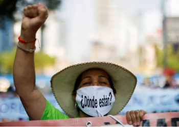 Madres buscadoras celebran marchando