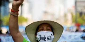 Madres buscadoras celebran marchando