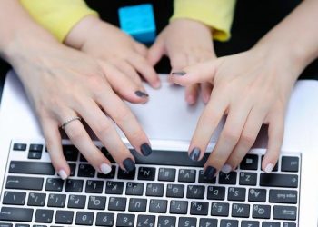 Las mujeres que son madres se ven todavía menos favorecidas en el mercado laboral: Experta