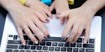 Las mujeres que son madres se ven todavía menos favorecidas en el mercado laboral: Experta
