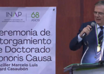 Marcelo Ebrard recibe el Doctorado Honoris Causa del INAP
