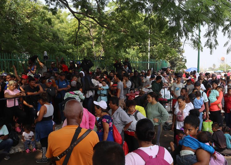 MEX4267. TAPACHULA (MÉXICO), 06/05/2023.- Un grupo de migrantes hacen fila para tramitar papeles migratorios el 5 de mayo de 2023, en Tapachula, Chiapas (México). El próximo fin del Título 42 en Estados Unidos causa desesperación en el límite sur de México, donde migrantes urgen al Gobierno permisos para transitar hasta la frontera norte y aprovechar lo que perciben como una oportunidad para cruzar. EFE/Juan Manuel Blanco