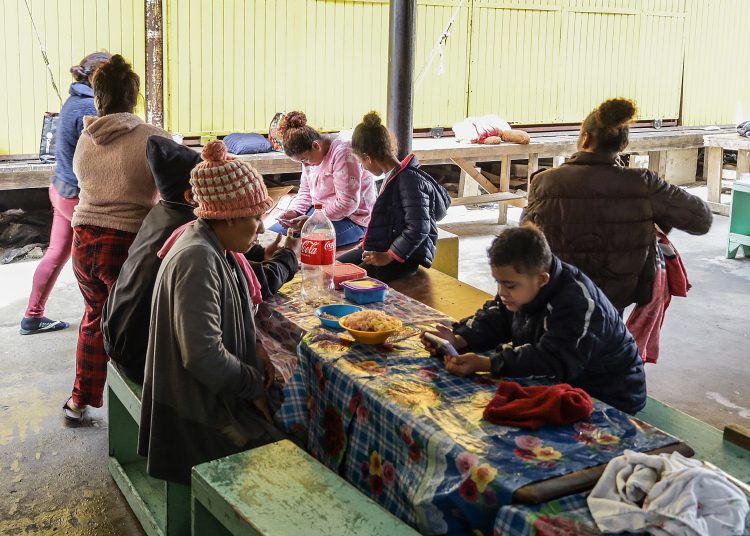 MEX4379. TIJUANA (MÉXICO), 07/05/2023.- Migrantes permanecen en un albergue el 5 de mayo de 2023, en Tijuana (México). El próximo fin del Título 42 en Estados Unidos provoca ciertas esperanzas y temores a migrantes varados en la frontera norte de México y mantiene escépticos a activistas, quienes denuncian que la persistencia de políticas restrictivas de ambos países viola los derechos humanos. EFE/Joebeth Terríquez