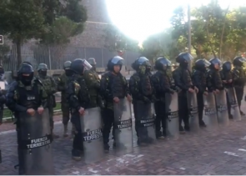 Decenas de militares y policías cercan la Asamblea Nacional de Ecuador