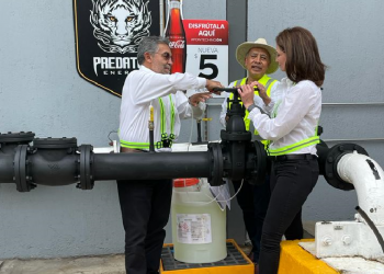 Refresquera abre la llave para dotar de agua a la CDMX