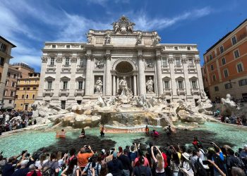 Activistas tiñen de negro la Fontana de Trevi de Roma, te decimos los motivos