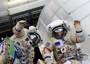 Cosmonautas rusos realizan segunda caminata espacial