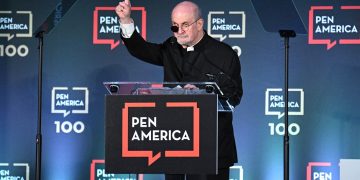 Reconocimiento al escritor Salman Rushdie después de meses de sufrir agresión