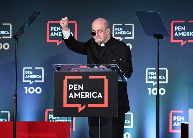 NEW YORK, NEW YORK - MAY 18: Honoree Salman Rushdie speaks on stage at the 2023 PEN America Literary Gala at American Museum of Natural History on May 18, 2023 in New York City.   Bryan Bedder/Getty Images for PEN America/AFP (Photo by Bryan Bedder / GETTY IMAGES NORTH AMERICA / Getty Images via AFP)