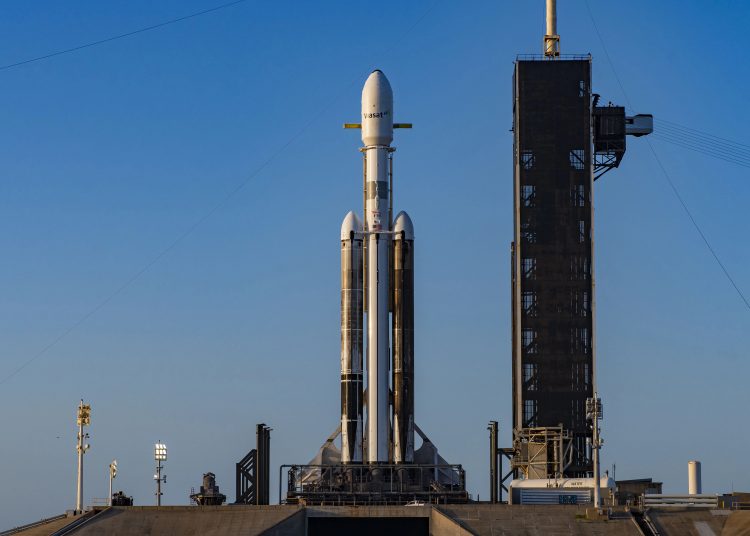 USA651. CABO CAÑAVERAL (FL, EEUU), 26/04/2023.- Fotografía cedida por SpaceX donde se aprecia el cohete Falcon que lleva la misión ViaSat-3 Americas instalado en la plataforma de lanzamiento LC-39A en Cabo Cañaveral, Florida. SpaceX enviará el jueves dos satélites de las compañías Astranis y ViaSat, por medio de su poderoso cohete Falcon Heavy, este lanzamiento cumplirá su sexta misiónque despegarán desde Cabo Cañaveral, en Florida (EE.UU.). EFE/SpaceX /SOLO USO EDITORIAL/NO VENTAS/SOLO DISPONIBLE PARA ILUSTRAR LA NOTICIA QUE ACOMPAÑA/CRÉDITO OBLIGATORIO